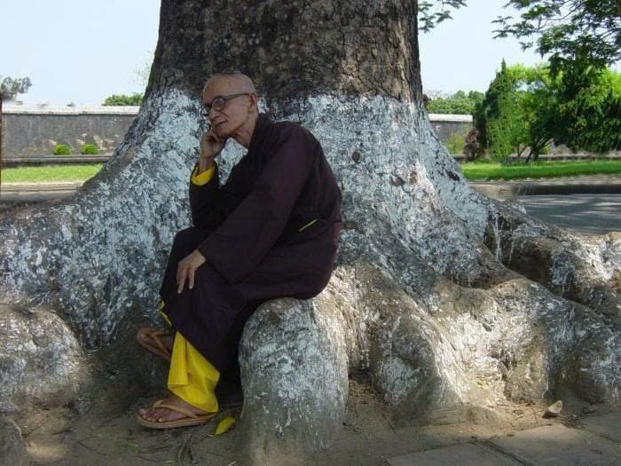 người ngồi trầm tư