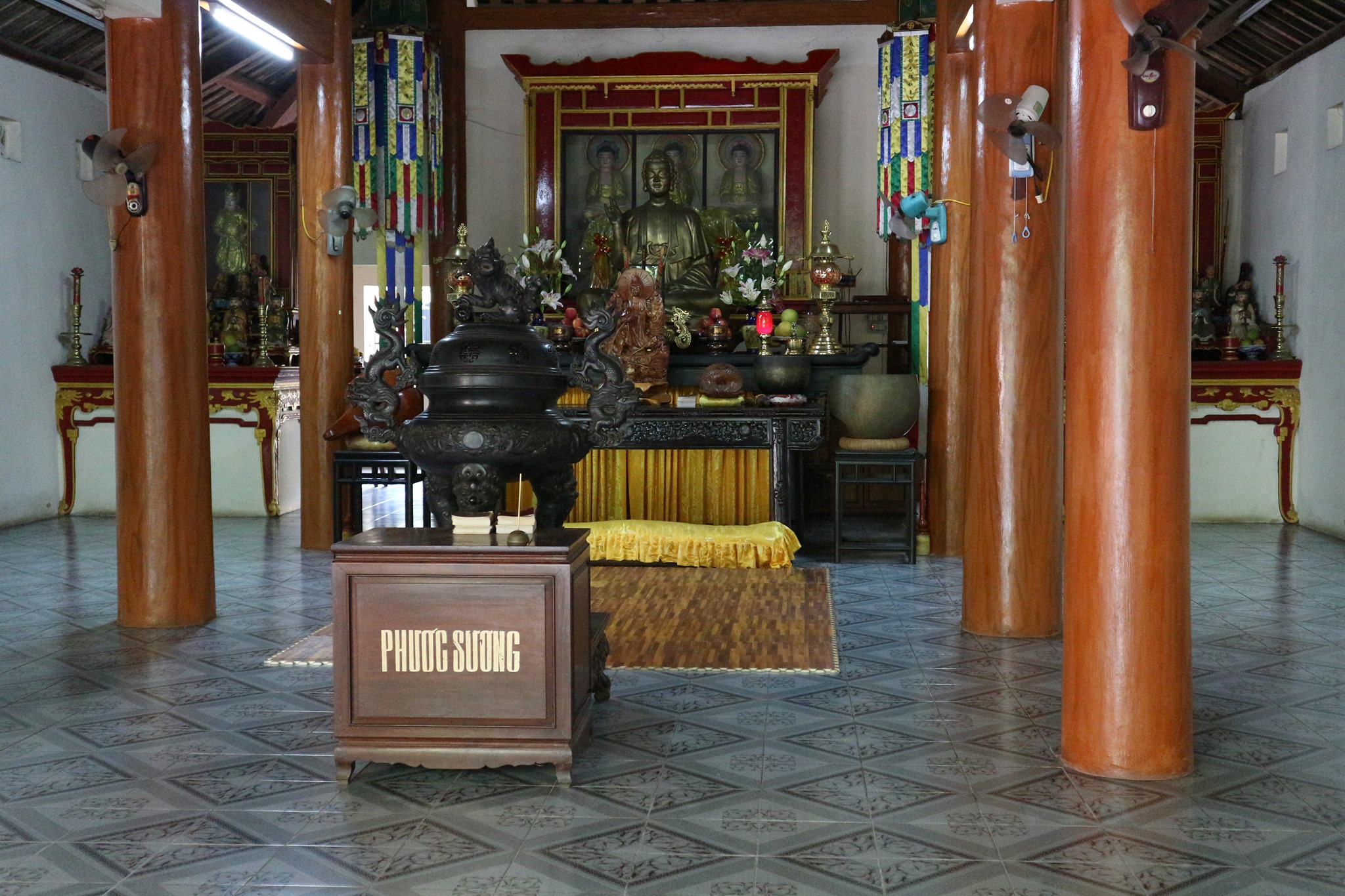 chánh điện chùa