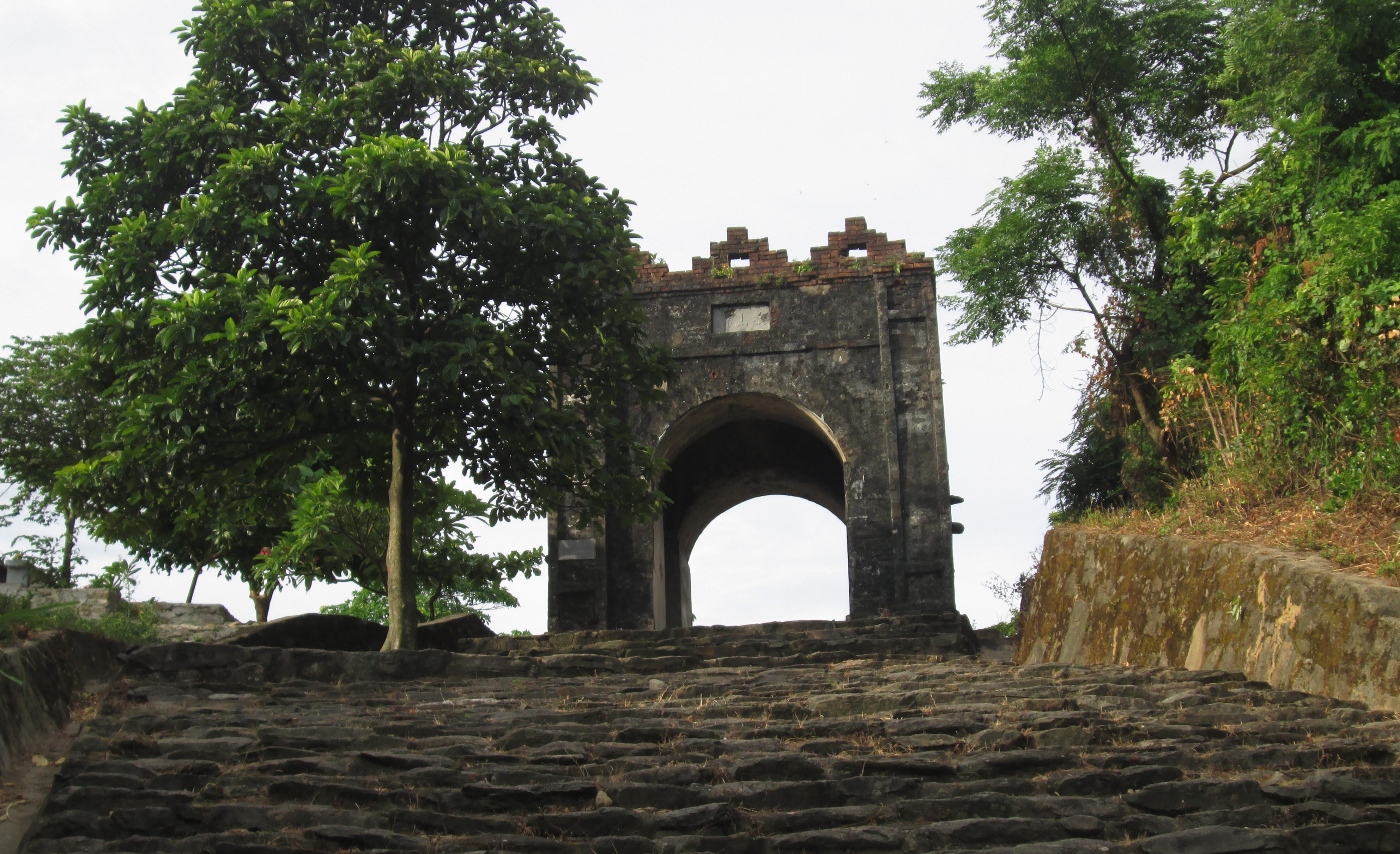 CỔNG TRỜI HOÀNH SƠN QUAN VÀ NHỮNG LIÊN HỆ NHÂN QUẢ