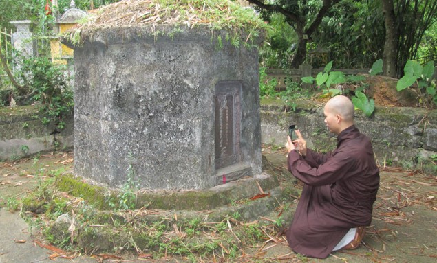 GIỮA XỨ NGƯỜI BIẾT HÁT VỚI AI?